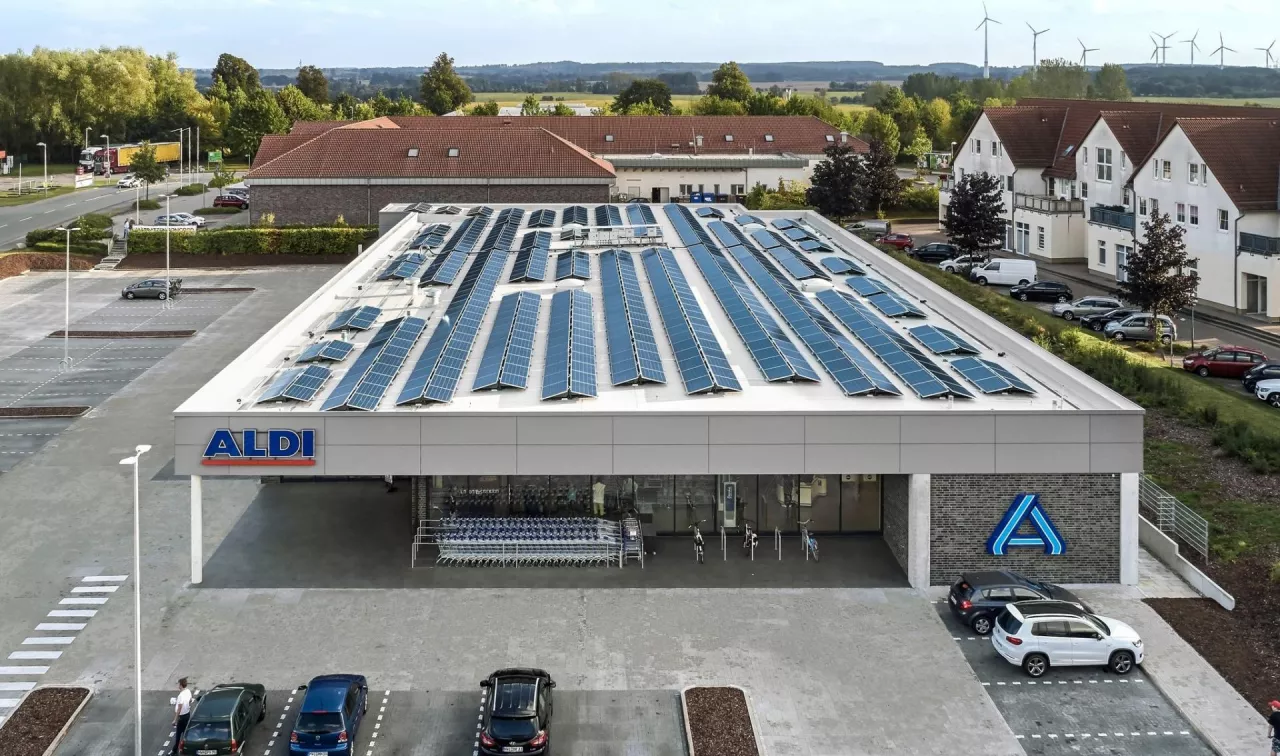 Panele fotowoltaiczne na dachach sklepów to coraz częstszy obrazek