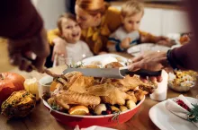 Przed sutą świąteczną ucztą zjedzmy małą przekąskę, która łączy węglowodany, białko i tłuszcz. To pomoże nam nie jeść tyle przy stole