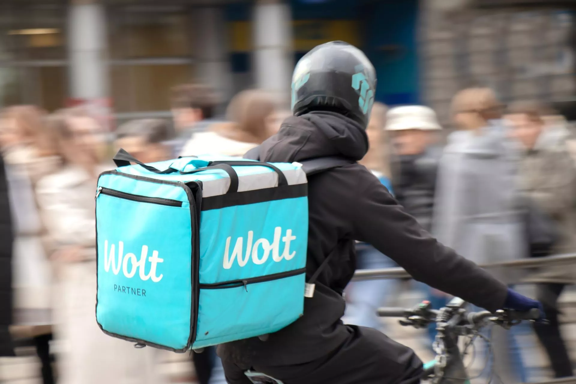 Kosmetyki na już! Wolt zamienia się w ekspresową drogerio-perfumerię