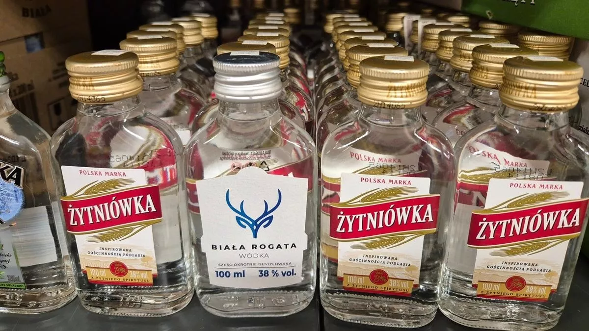 Nowa opłata od alkoholowych małpek. Miałaby wynieść co najmniej 1 zł