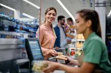 Aldi, Biedronka oraz Lild - te trzy sieci oficjalnie ogłosiły, że podniosą pensje pracnikom sklepów od nowego roku (fot. Shutterstock)