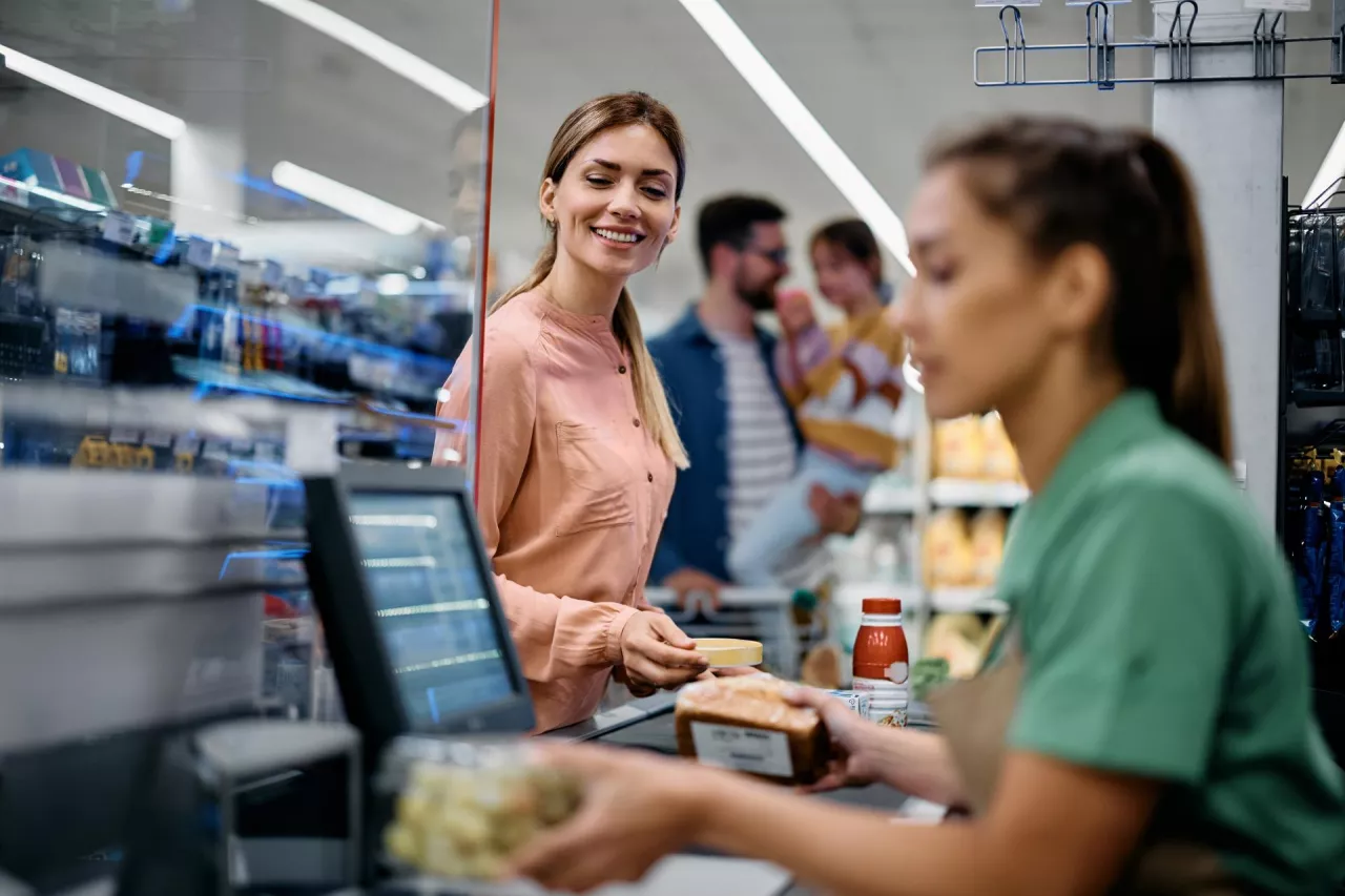 Aldi, Biedronka oraz Lild - te trzy sieci oficjalnie ogłosiły, że podniosą pensje pracnikom sklepów od nowego roku (fot. Shutterstock)
