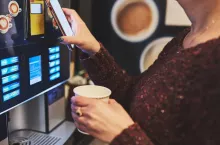 Nadciąga rewolucja w branży vendingowej. Kasy fiskalne i opłaty SUP uderzą w biznes (fot. Canva)