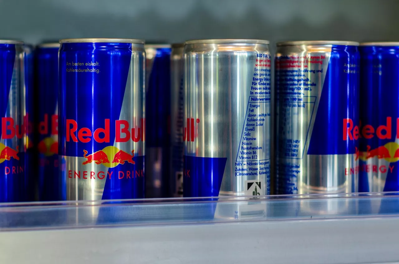 Red Bull zniknie z półek Edeki? Spór cenowy na 2026 rok (fot. Shutterstock)