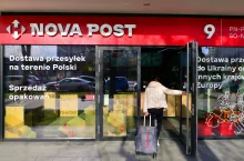 Nova Post (Nova Poshta) na szeroką skalę testuje oddziały, w których klienci mogą sami nadawać i odbierać przesyłki (fot. Shutterstock)