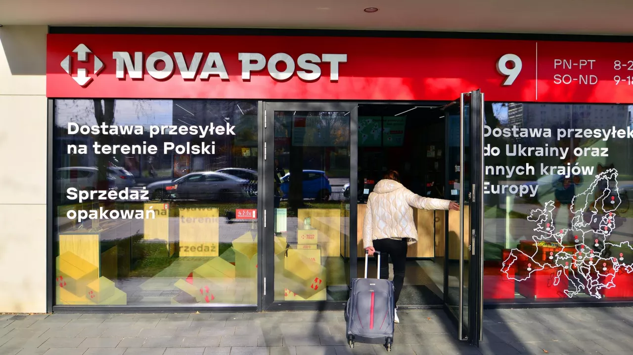 Nova Post (Nova Poshta) na szeroką skalę testuje oddziały, w których klienci mogą sami nadawać i odbierać przesyłki (fot. Shutterstock)