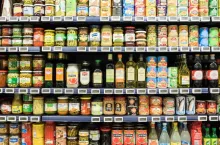 Półka z przetworami jest pełna marek własnych (grafika: Grok)