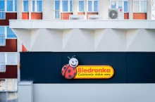 Przy ulicy Uniwersyteckiej 12 w Katowicach w modernistycznym pawilonie autorstwa Stanisława Kwaśniewicza ruszył sklep sieci Biedronka. W trakcie prac remontowych sieć zdecydowała się, wyeksponować zapomniane elementy fasady z przełomu lat 60. i 70.