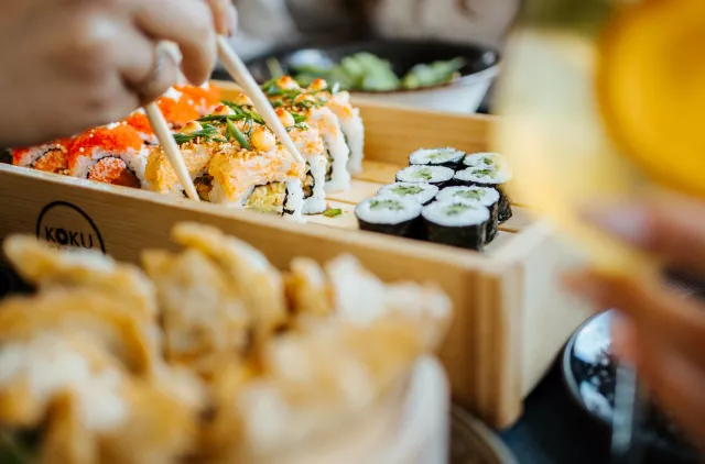 Polacy kochają sushi, a Koku Sushi potrafi to wykorzystać