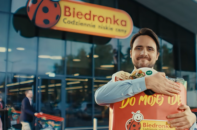 Biedronce nie wystarczają już codziennie niskie ceny. Chce dać więcej niż konkurencja