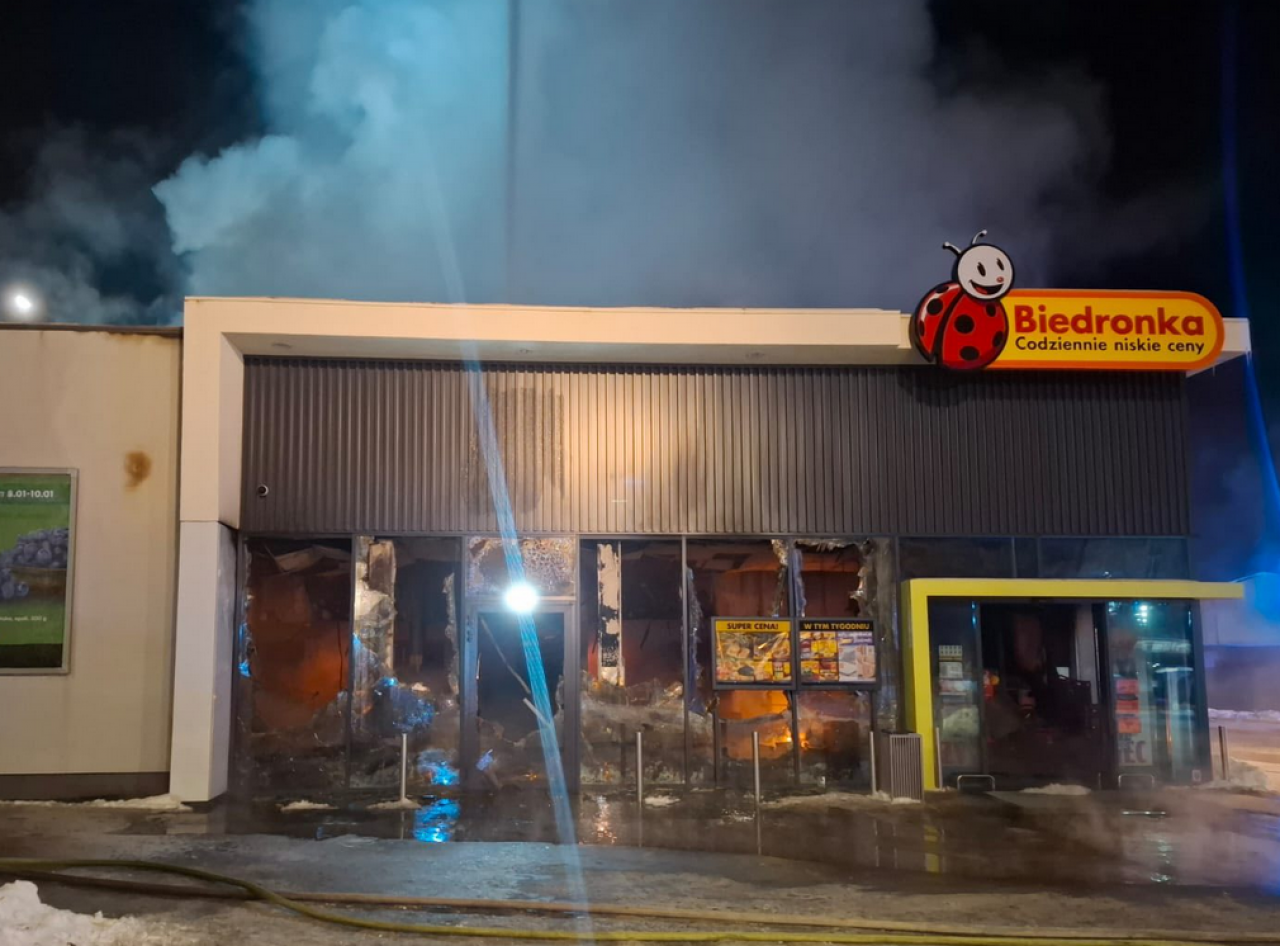 Do pożaru sklepu Biedronka doszło w Polanowie, przy ul. Wolności. Market spłoną doszczętnie