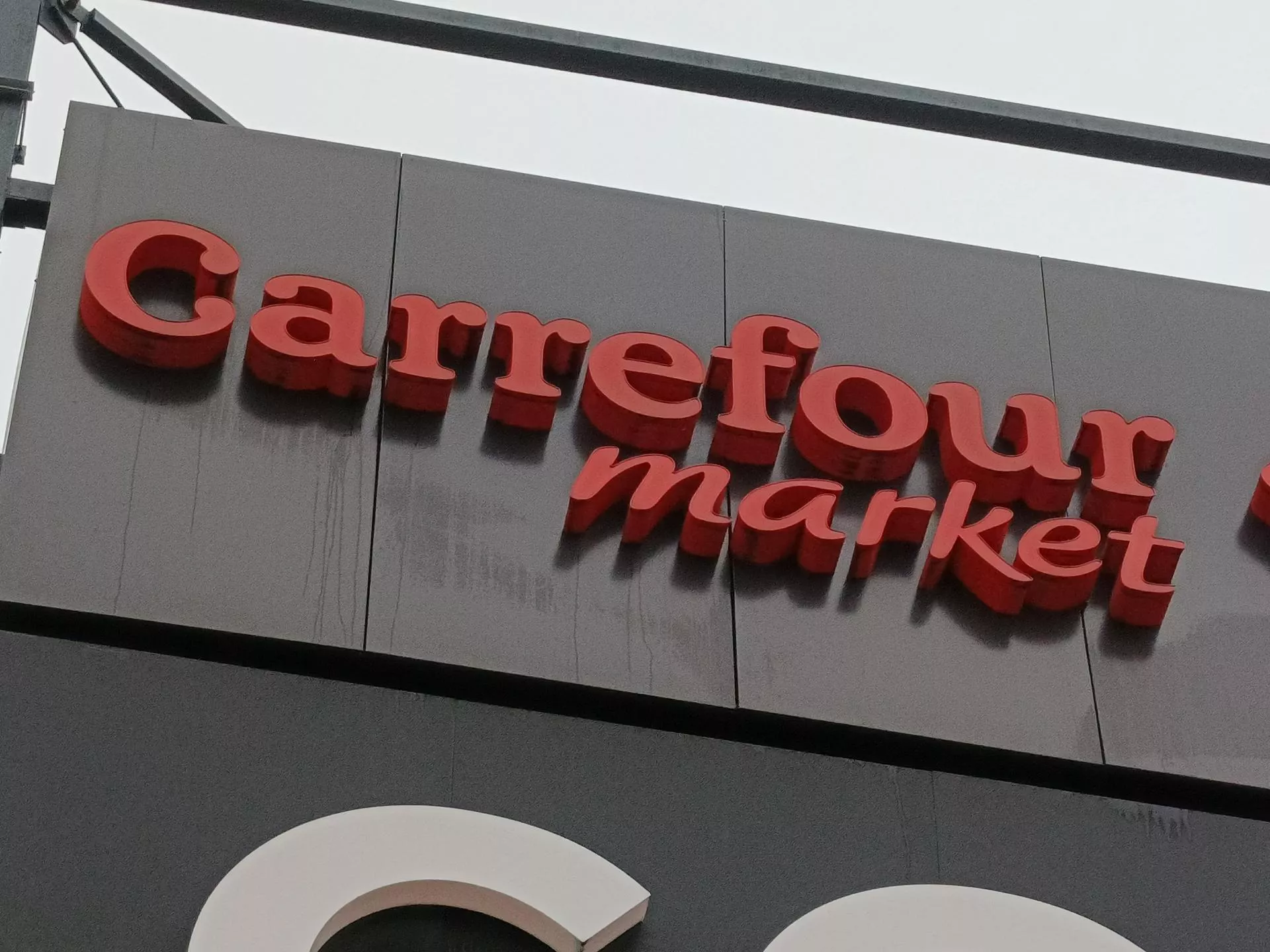 Zwolnienia grupowe w Carrefour Polska. choćby 250 osób straci pracę w sklepach i centrali