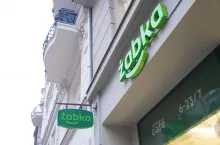 Sklep sieci Żabka w Poznaniu (fot. Shutterstock)