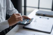 Sezonowe szczyty, finansowe wyzwania. Jak handel wykorzystuje kapitał obrotowy?