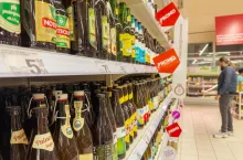 Największe sieci handlowe w Polsce sprzeciwiają się możliwośći oddawania szklanych butelek wielokrotnego użytku np. po piwie w każdym sklepie bez paragonu (fot. Shutterstock)