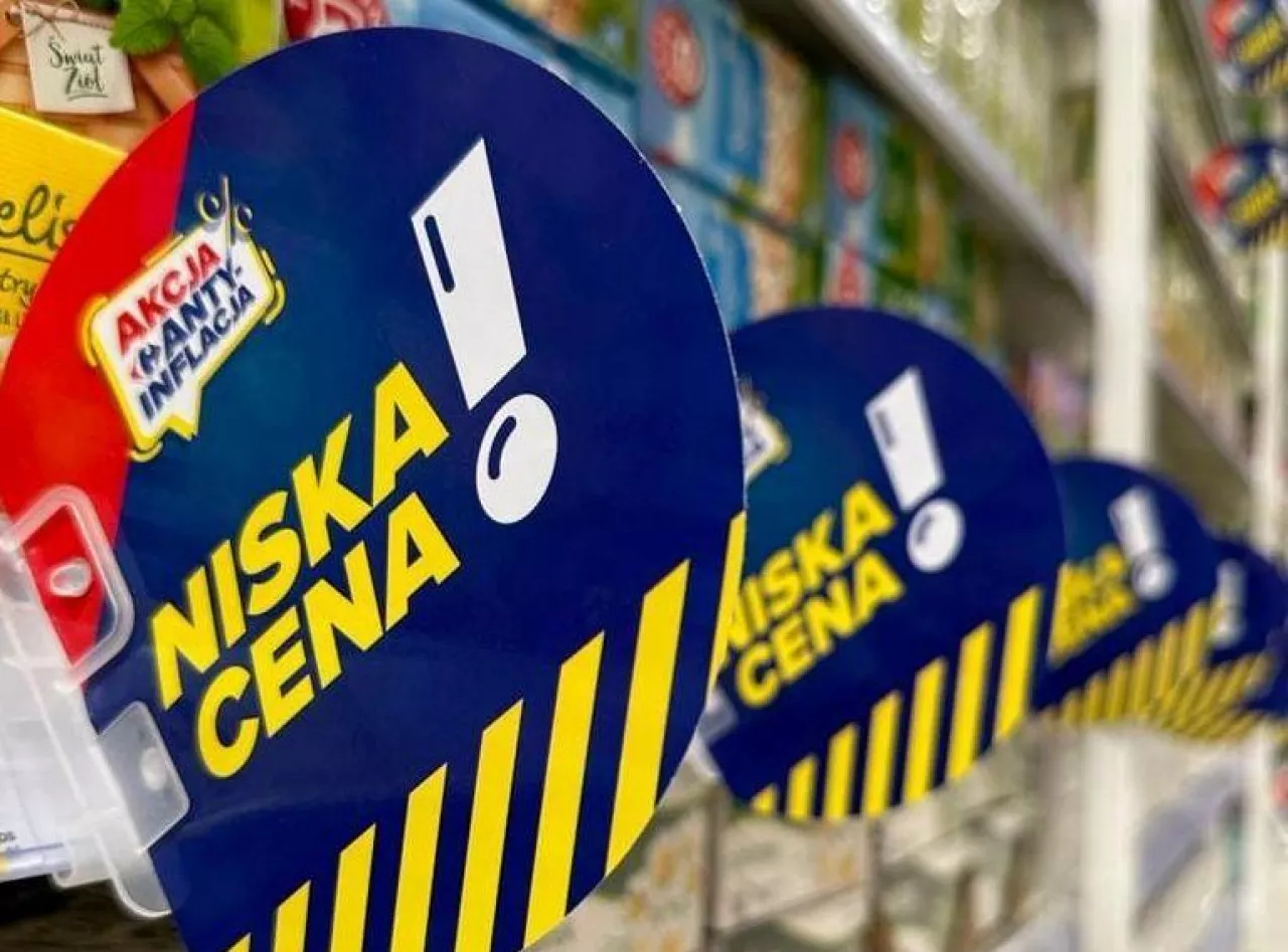 Carrefour obniża ceny 2000 produktów. Jak je znaleźć w sklepach?