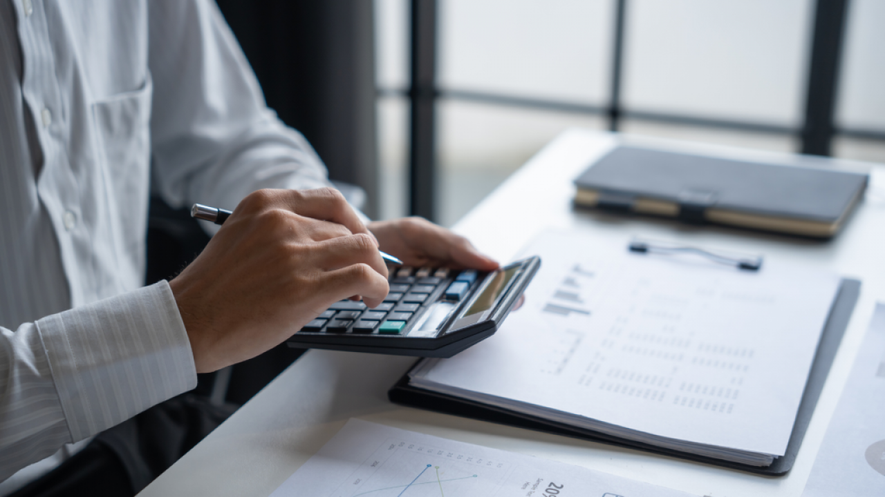 Sezonowe szczyty, finansowe wyzwania. Jak handel wykorzystuje kapitał obrotowy?