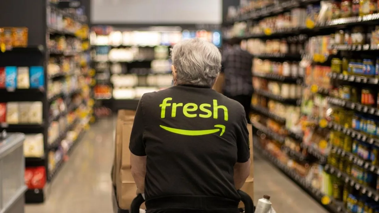 Na zdj. pracownik Amazon Fresh (fot. Shutterstock)
