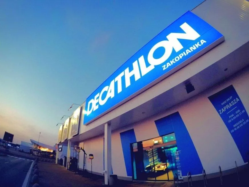 Decathlon uruchomi 250 punktów ładowania aut elektrycznych. Partnerstwo z Powerdot