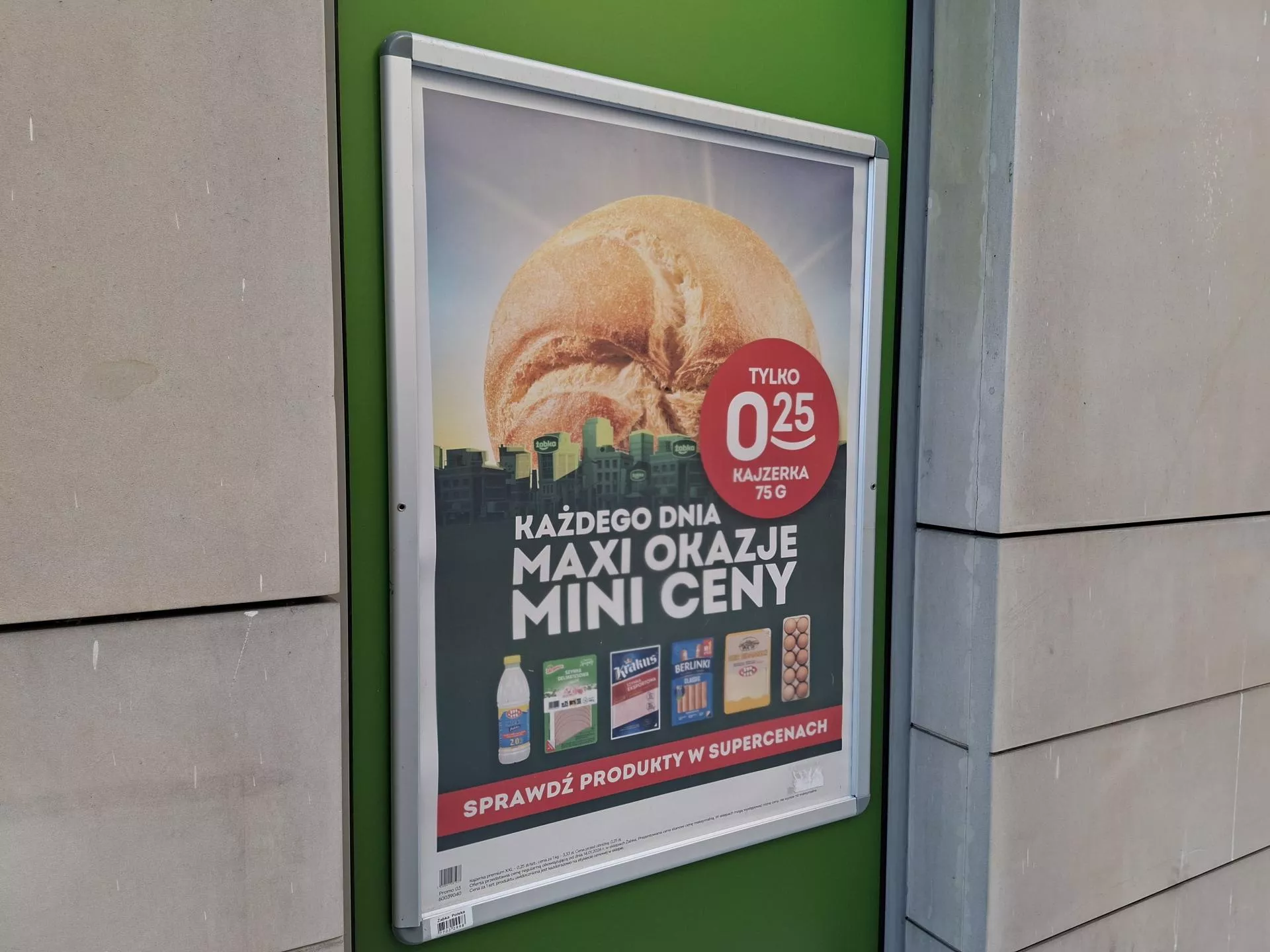 Żabka bije się o klienta… kajzerką. To nowa strategia sieci?