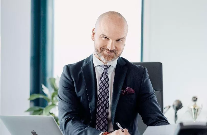 InPost rozbił bank w 2025 roku! Prawie 1,4 miliarda paczek i ekspansja, która zmienia Europę