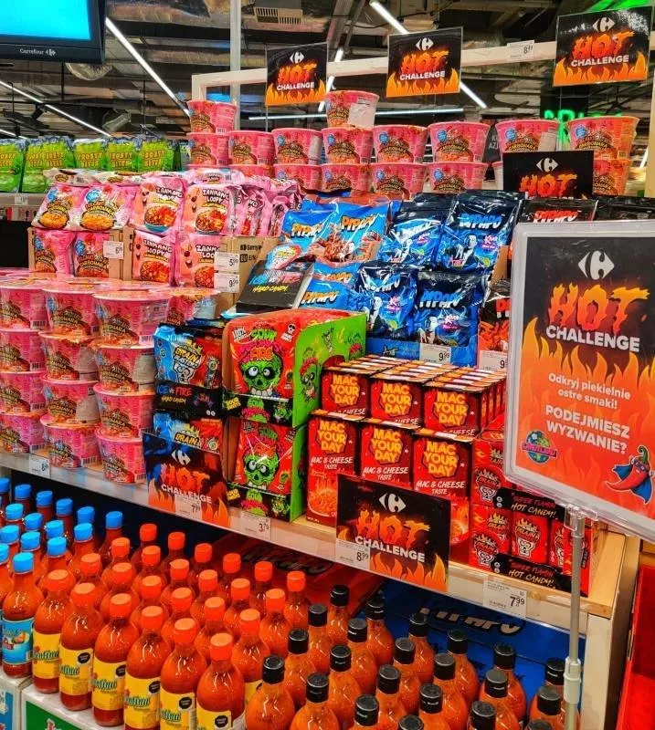 Carrefour ostro gra. Wprowadza do oferty viralowe ostre przekąski