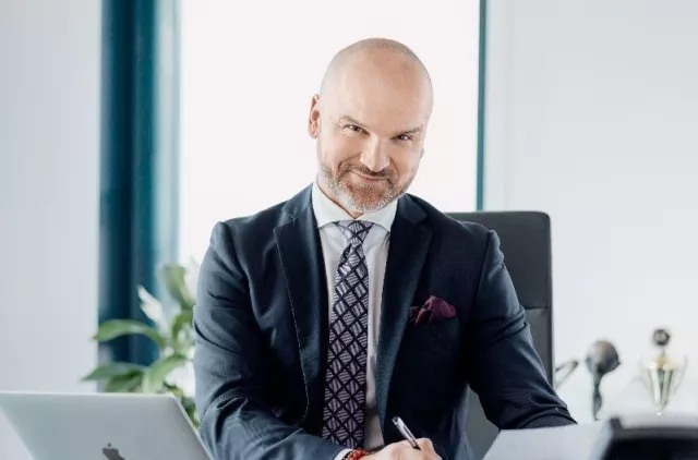 InPost rozbił bank w 2025 roku! Prawie 1,4 miliarda paczek i ekspansja, która zmienia Europę