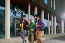 Żabka testuje nowy automat, dzięki któremu może odebrać jeszcze więcej klientów kawiarniom czy barom z sokami (fot. materiały prasowe)