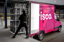 Od połowy stycznia br. kurierzy Frisco odbierają od klientów opakowania objęte systemem kaucyjnym (fot. materiały prasowe)