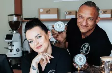 <p>Łukasz Mlazga wraz z żoną, franczyzobiorcy Fit Cake</p>