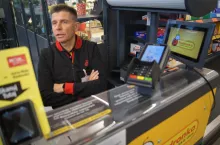 Ryszard Petru na kasie w Biedronce (fot. Jakub Sadowski/wiadomoscihandlowe.pl)