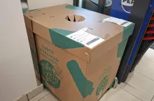 Na zdj. ”tekturowy” system kaucyjny w Biedronce (fot. wiadomoscihandlowe.pl)