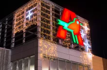 W Auchan Polska w życie wchodzi nowe porozumienie płacowe. Wiemy, na jaką pensje podstawową może liczyć kasjer w tej sieci i jakie dostanie benefity (fot. Shutterstock)