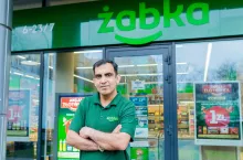 Żabki uruchomiła pakiet relokacyjny skierowany do obecnych i przyszłych franczyzobiorców. Obejmuje on wsparcie finansowe do 20 tys. zł netto, wypłacane w dziesięciu miesięcznych transzach po 2 tys. zł. Z programu mogą skorzystać przedsiębiorcy, którzy otworzą sklep w miejscowości oddalonej co najmniej 70 km od dotychczasowego miejsca zamieszkania i zdecydują się na przeprowadzkę.