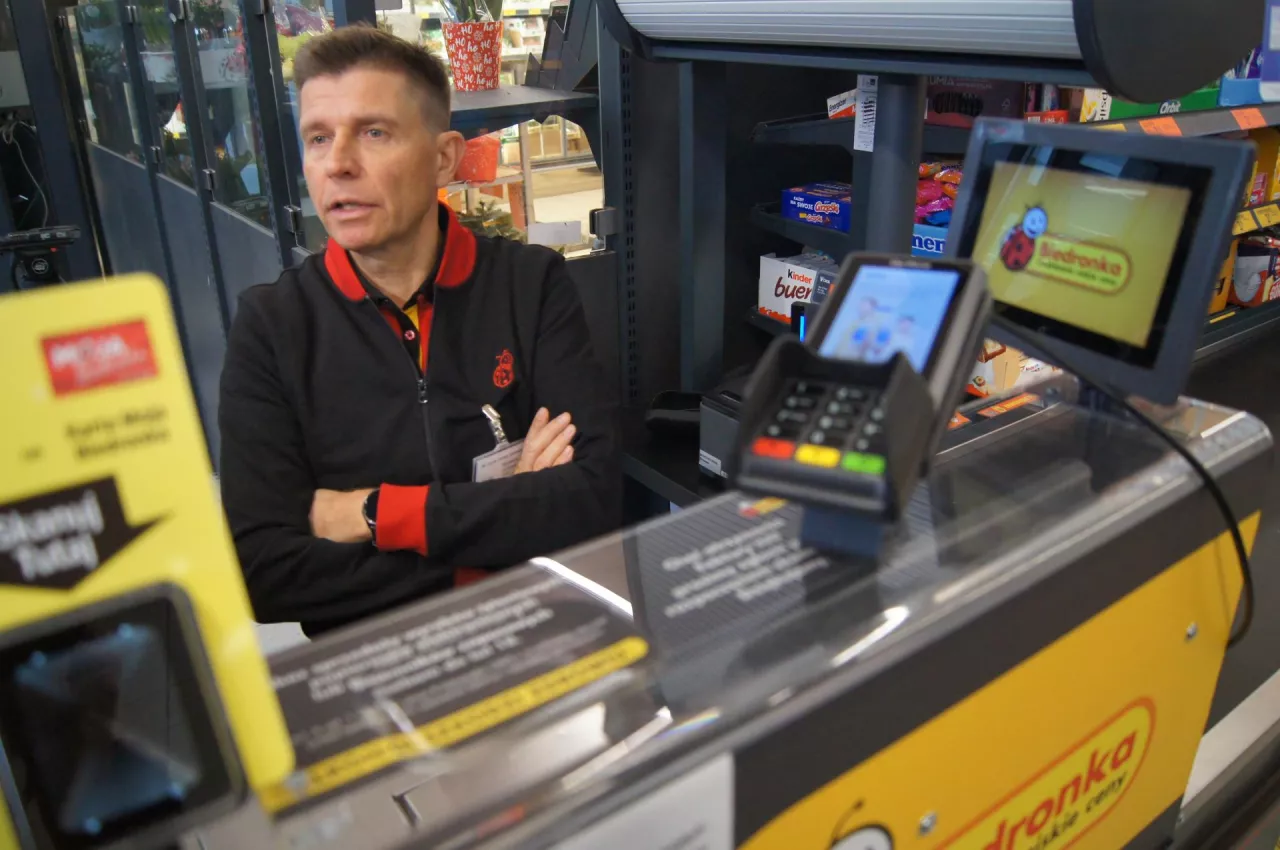 Ryszard Petru na kasie w Biedronce (fot. Jakub Sadowski/wiadomoscihandlowe.pl)