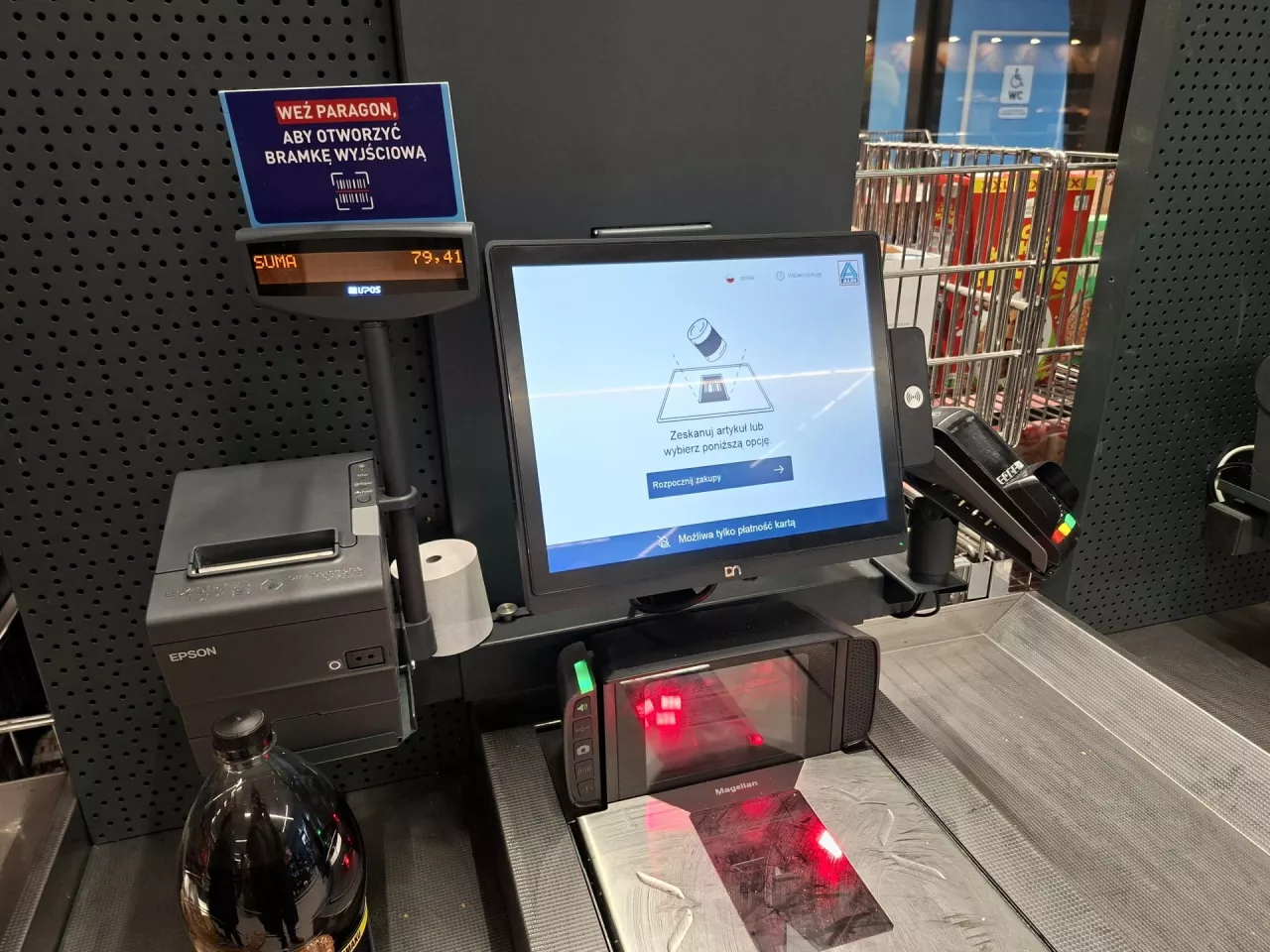 Kasy samoobsługowe w sklepie sieci Aldi w Warszawie (fot. wiadomoscihandlowe.pl)