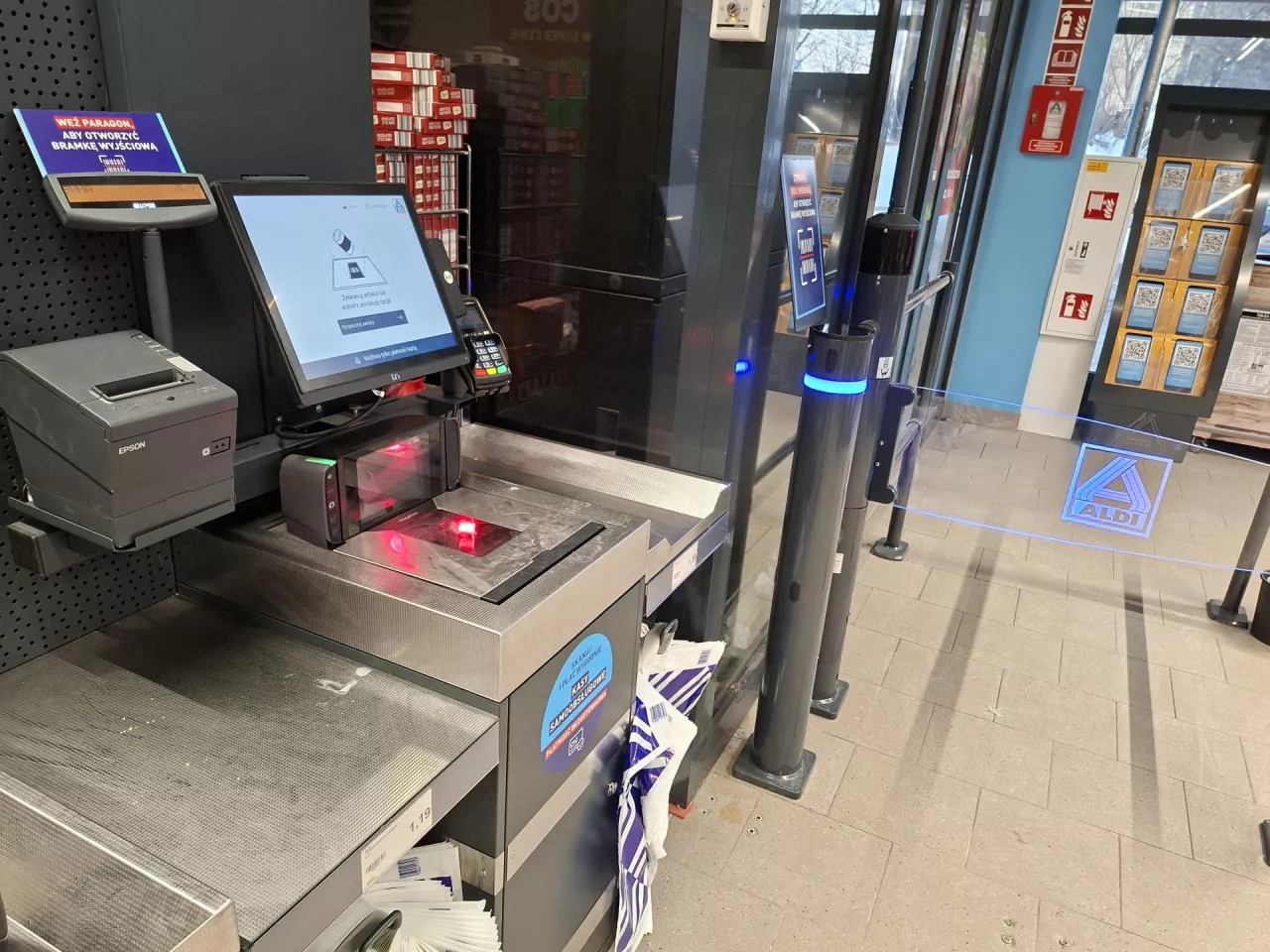 Kasy samoobsługowe w sklepie sieci Aldi w Warszawie (fot. wiadomoscihandlowe.pl)