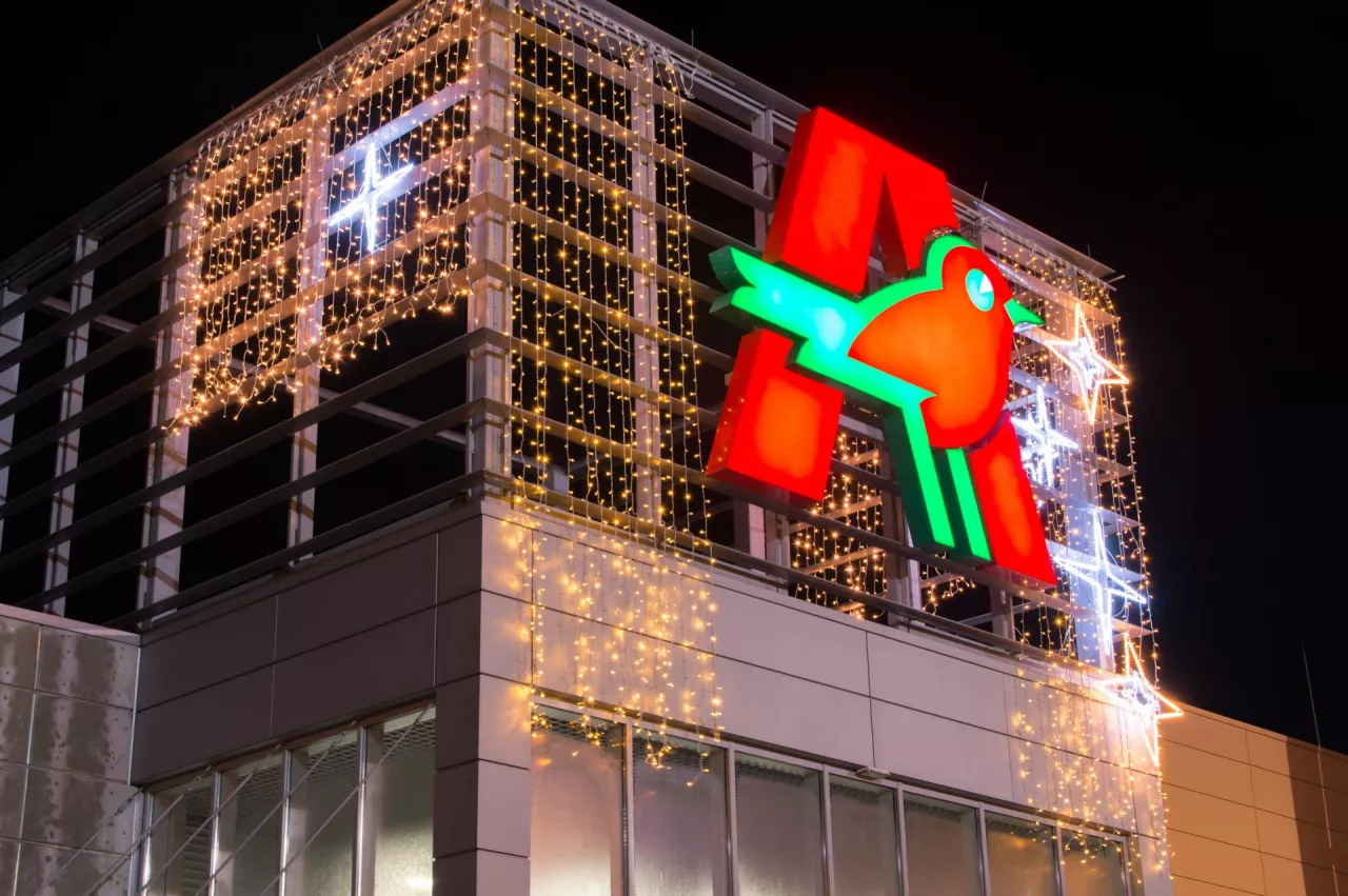 W Auchan Polska w życie wchodzi nowe porozumienie płacowe. Wiemy, na jaką pensje podstawową może liczyć kasjer w tej sieci i jakie dostanie benefity (fot. Shutterstock)