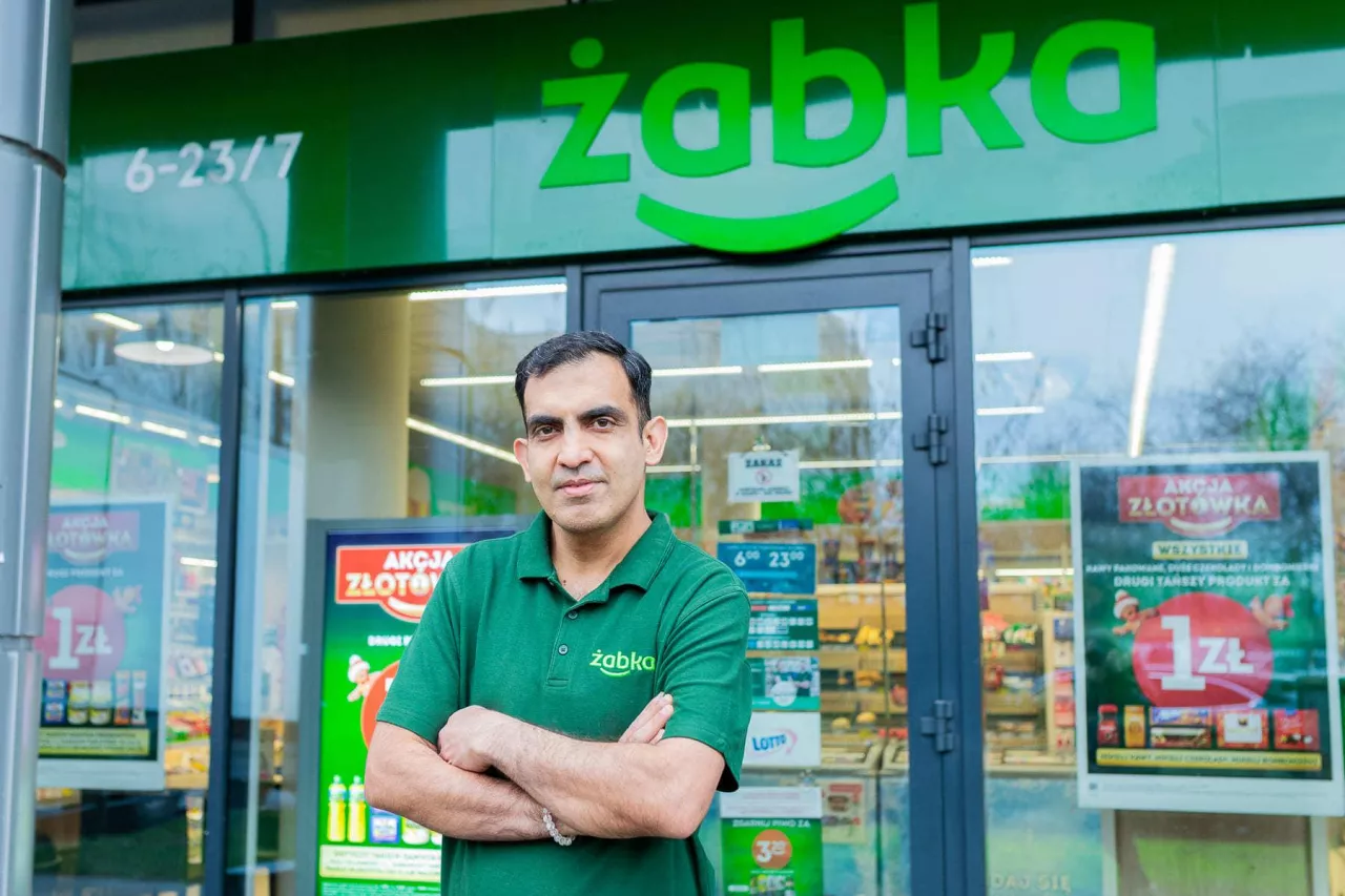 Żabki uruchomiła pakiet relokacyjny skierowany do obecnych i przyszłych franczyzobiorców. Obejmuje on wsparcie finansowe do 20 tys. zł netto, wypłacane w dziesięciu miesięcznych transzach po 2 tys. zł. Z programu mogą skorzystać przedsiębiorcy, którzy otworzą sklep w miejscowości oddalonej co najmniej 70 km od dotychczasowego miejsca zamieszkania i zdecydują się na przeprowadzkę.