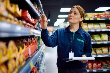 Wartość sprzedaży w sklepach małoformatowych wzrosła w grudniu 2025 r. o 1,4 proc. Jednocześnie łączna liczba transakcji zmniejszyła się o 3 proc. (fot. Shutterstock)