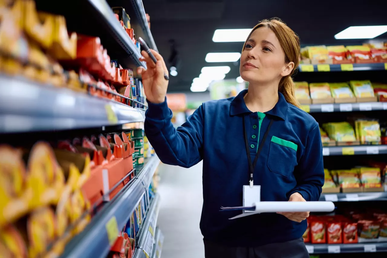 Wartość sprzedaży w sklepach małoformatowych wzrosła w grudniu 2025 r. o 1,4 proc. Jednocześnie łączna liczba transakcji zmniejszyła się o 3 proc. (fot. Shutterstock)