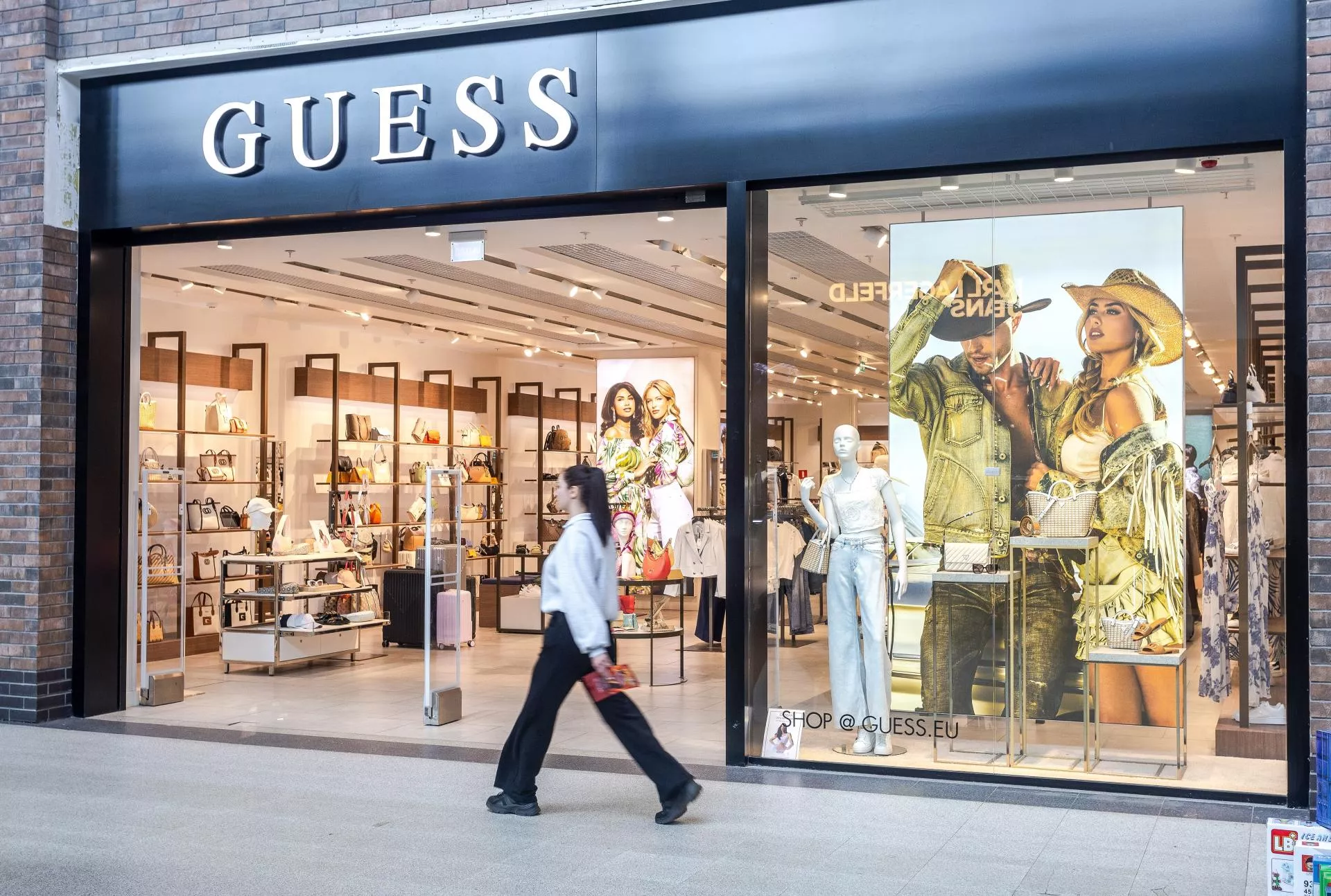 Guess znika z giełdy. Authentic Brands Group finalizuje przejęcie