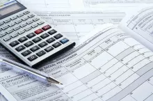 <p>Przy podatku od sprzedaży detalicznej powinniśmy patrzeć nie na pojedynczy sklep, tylko na całą sieć franczyzową jako całość</p>