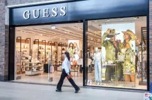 Guess ma ponad 1000 sklepów zarządzanych bezpośrednio w Europie, obu Amerykach i Azji (fot. Shutterstock)