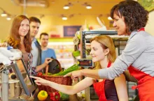 Koniunktura w handlu na minusie. Firmy planują redukcję zatrudnienia (fot. Canva)