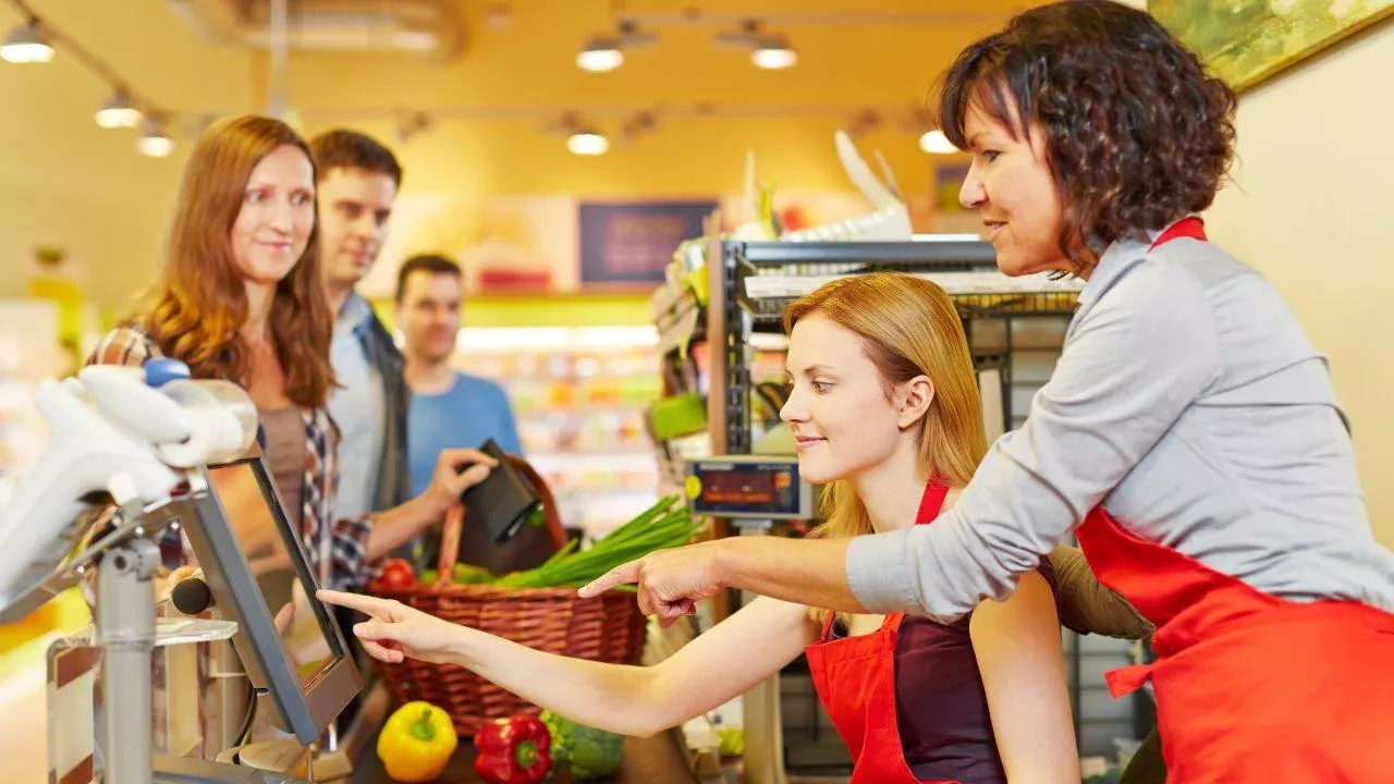Koniunktura w handlu na minusie. Firmy planują redukcję zatrudnienia (fot. Canva)