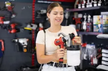 Branża DIY coraz częściej czerpie zyski z usług takich jak do it for me, wynajem narzędzi oraz monetyzacja reklamy (fot. Shutterstock)