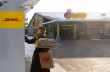 Automat paczkowy DHL przy sklepie sieci Biedronka (fot. mat. prasowe)