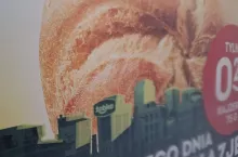 Żabka promuje się jako miejsce, gdzie można tanio kupić kajzerkę (fot. wiadomoscihandlowe.pl)