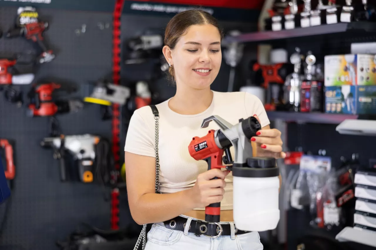 Branża DIY coraz częściej czerpie zyski z usług takich jak do it for me, wynajem narzędzi oraz monetyzacja reklamy (fot. Shutterstock)